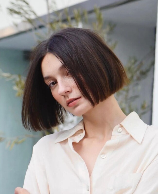 25 Middle Part Bob Hairstyles — Textured Bob Chin Length 