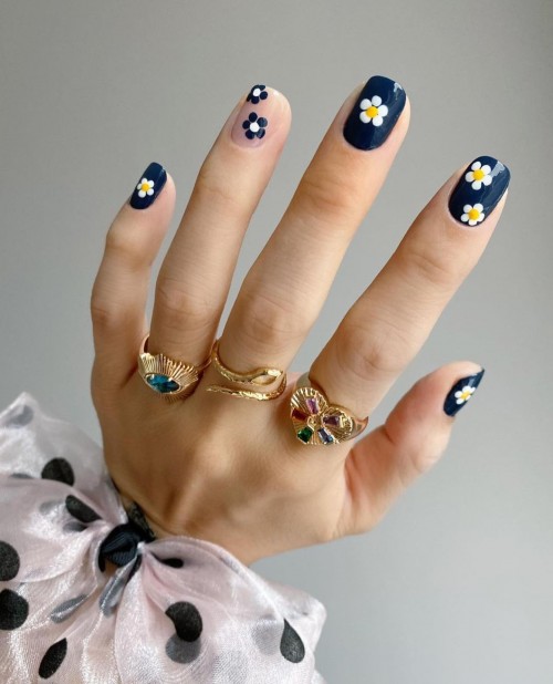 30 Cute Short Nail Ideas To Wear In 2023 : Daisy navy blue short nails