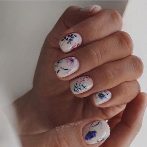 Delicate floral nail design