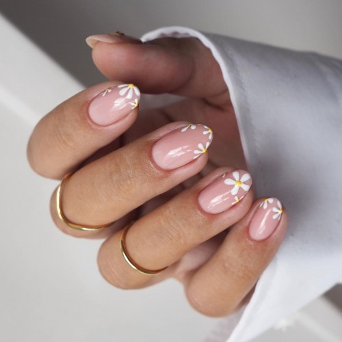 Minimal daisy nails