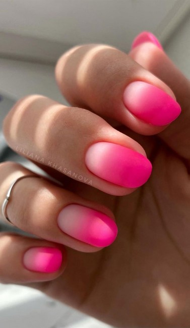 Ombre pink round shaped nails