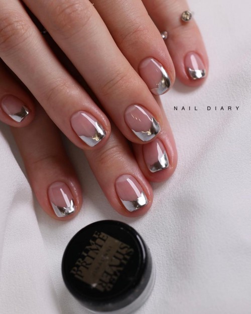 pretty natural nails with chrome tips, short natural nails with mirror tips, natural look nails, short natural nails designs, natural nail ideas 2020, natural nail designs 2021, natural nail gel, short natural nails manicure, natural nail designs 2021, beautiful natural nails, chrome nails tips, short natural nails ideas