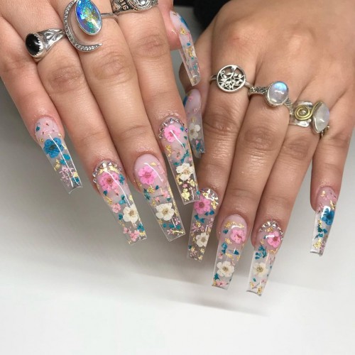 clear nails with flowers inside, clear nails with flowers, clear nails with glitter, clear acrylic nails ideas, clear nails designs