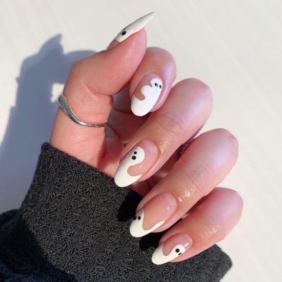 22 Cute Halloween Nail Art Ideas 2021 : Swooshy Ghost Design Halloween Nails