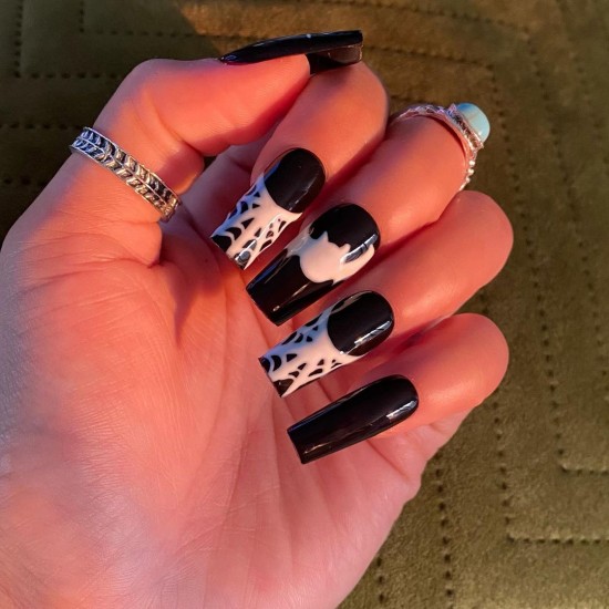 22 Cute Halloween Nail Art Ideas 2021 : Bat, Spider, Black and White Halloween Nails