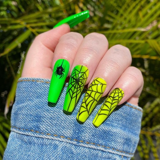 22 Cute Halloween Nail Art Ideas 2021 : Neon Green Ombre & Spider Halloween Nails