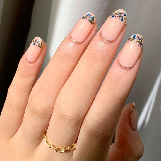 17 Minimalist Christmas & Holiday Nail Art Designs — Floral Design Tip Nails