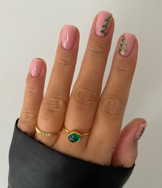 17 Minimalist Christmas & Holiday Nail Art Designs — Christmas Tree Inspired Minimal Nails