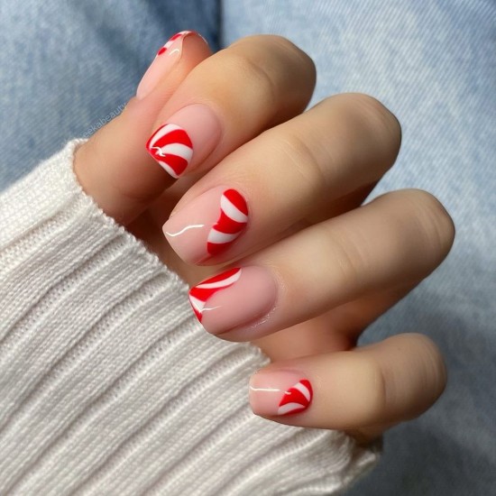 red and white candy swirl nails, minimal christmas nails gel, minimalist christmas nails, minimalist holiday nails, holiday nails 2021, simple holiday nails