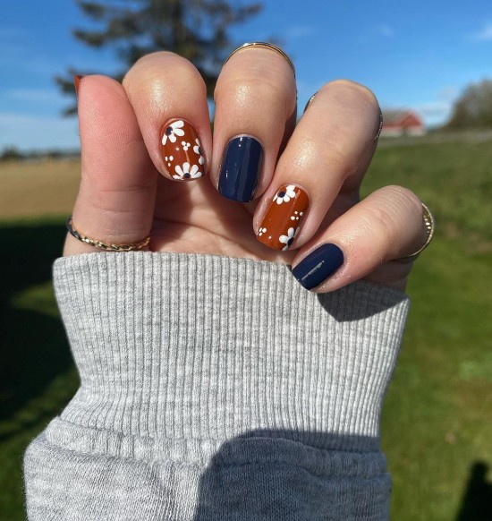 17 Different Color Nails The Latest Fall Nail Polish Colors : Brown and Navy Blue Nails