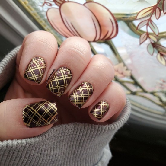 15 Plaid Nail Designs That Are Perfect For Fall : Brown and Gold Plaid Nails