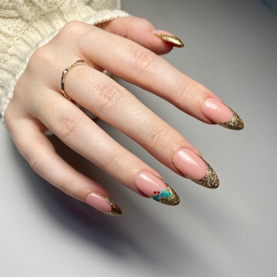 23 Charming Christmas & Holiday Nails — Delicate Holly & Glitter Tips