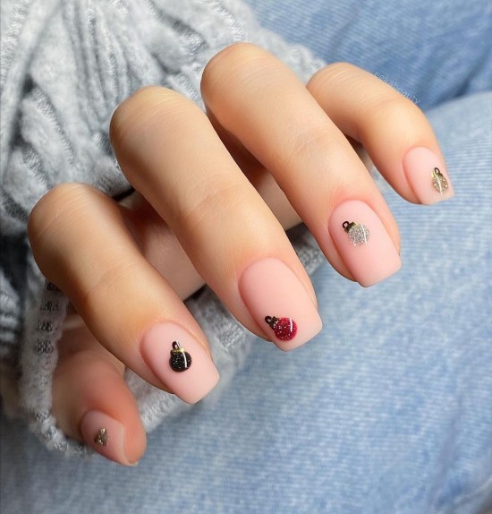 23 Charming Christmas & Holiday Nails — Minimal Glittery Christmas Bauble Nails