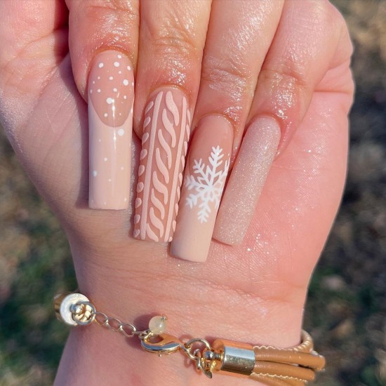 23 Charming Christmas & Holiday Nails — Nude Festive Nails