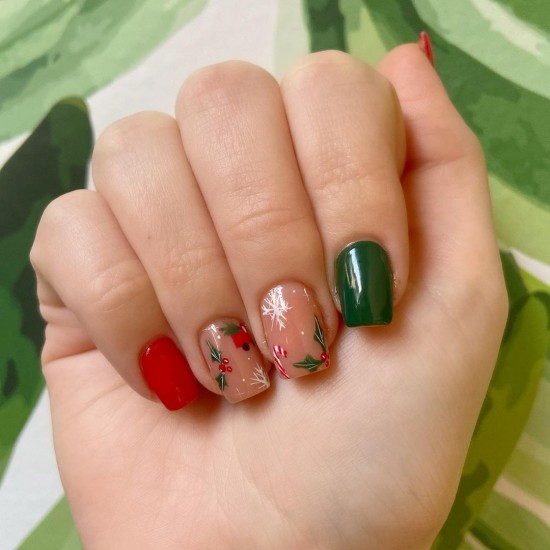 The 25 Prettiest Christmas & Holiday Nails — Foliage Green and Red Christmas Nails