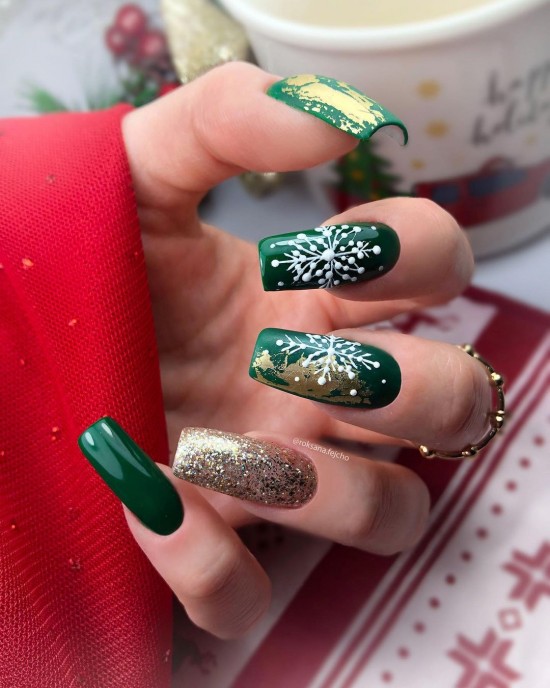 The 25 Prettiest Christmas & Holiday Nails 2021 — Snowflake & Glitter ...