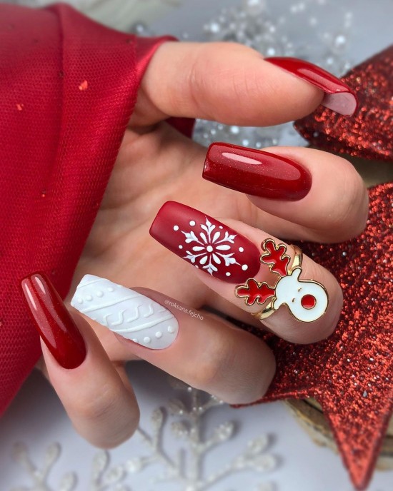 red christmas holiday nails, festive nails, festive foliage nails, christmas nails 2021, christmas nail designs