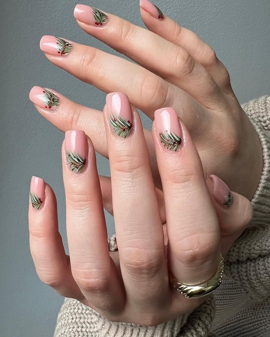 The 25 Prettiest Christmas & Holiday Nails — Festive Garland Christmas Nails