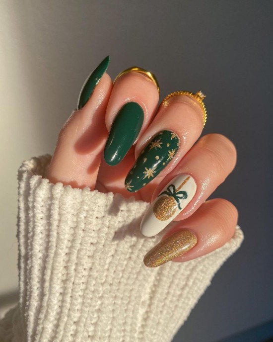 28 Pretty Festive Christmas Nail Art Ideas — Green and Gold Christmas Nails