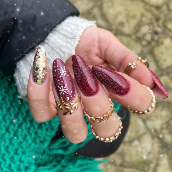 28 Pretty Festive Christmas Nail Art Ideas — Dark Red and Gold Christmas Nails