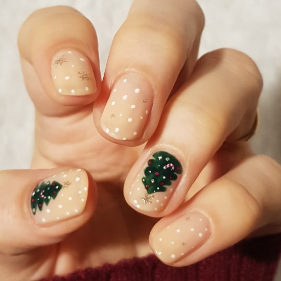 28 Pretty Festive Christmas Nail Art Ideas — Christmas Tree Nude Nails