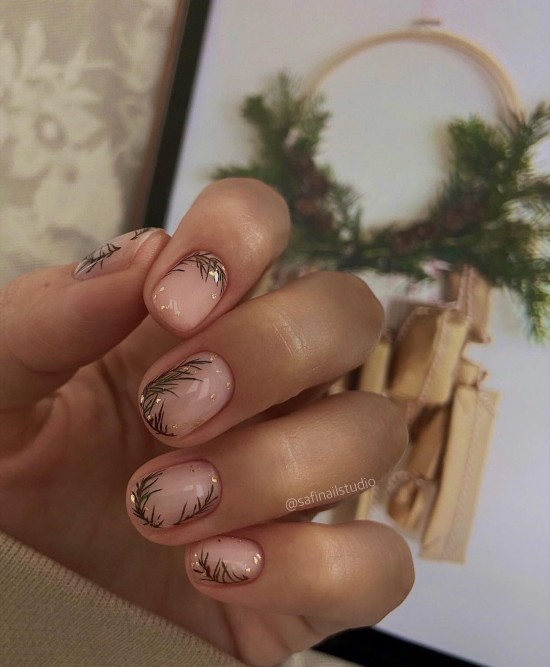 28 Pretty Festive Christmas Nail Art Ideas — Christmas Garland Nails