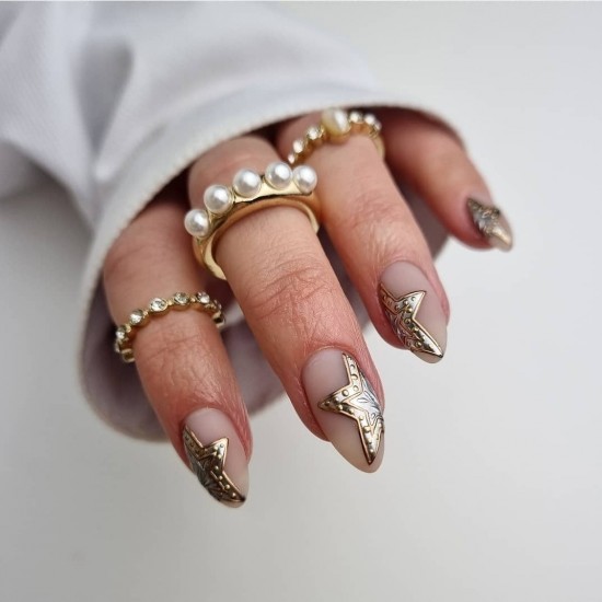 25 Awesome New Year’s Eve Nail Art Ideas : Chrome Star Nails