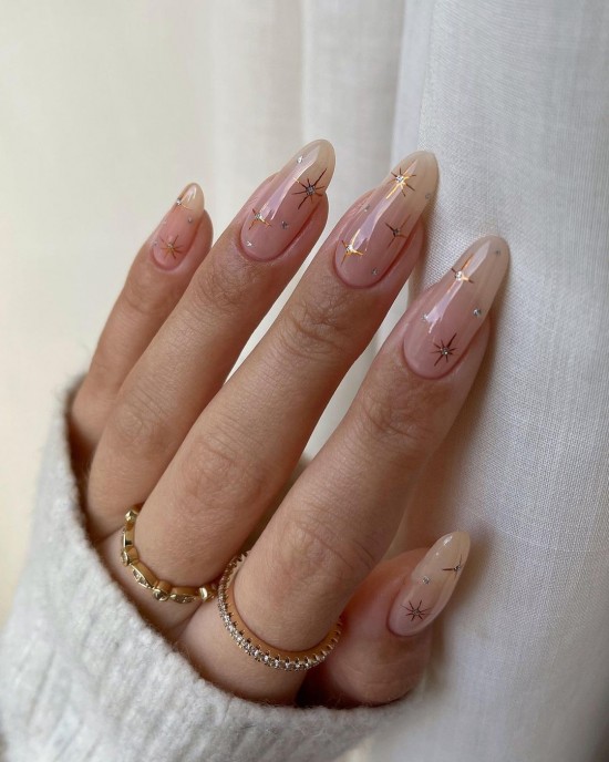 25 Awesome New Year’s Eve Nail Art Ideas : Minimalist Starburst Nails