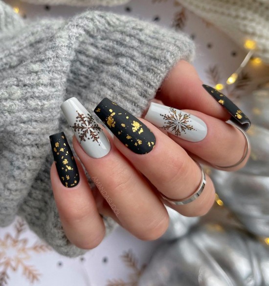 25 Awesome New Year’s Eve Nail Art Ideas : Black and White Nails with Gold Snowflakes