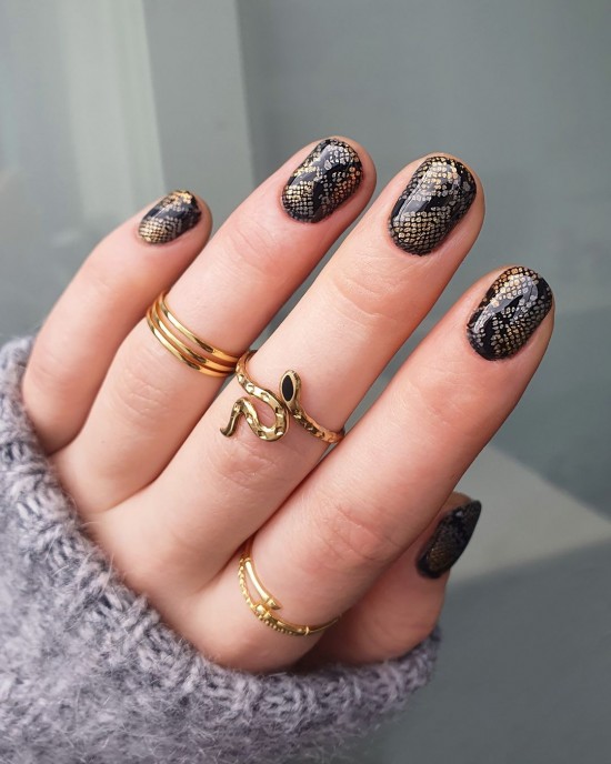 black and gold snake print nails, new year eve nails, animal print new year eve nails