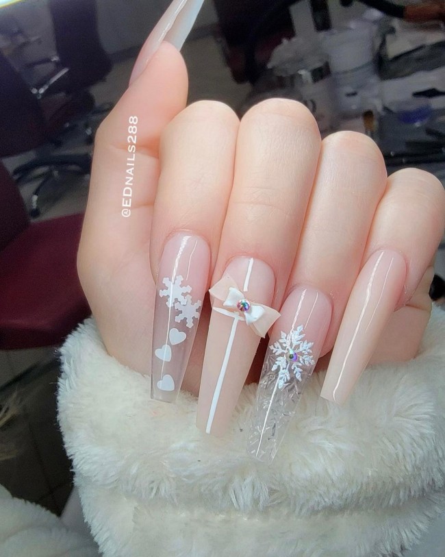 30 White Christmas Nails That Are So Trendy — Neutral Coffin Snowflake Nails