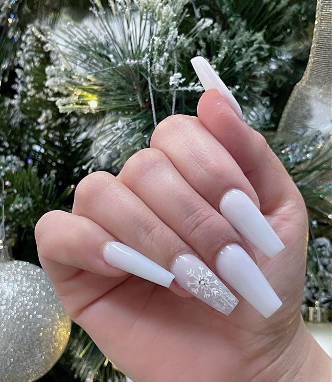 30 White Christmas Nails That Are So Trendy — Milky White Festive Nails