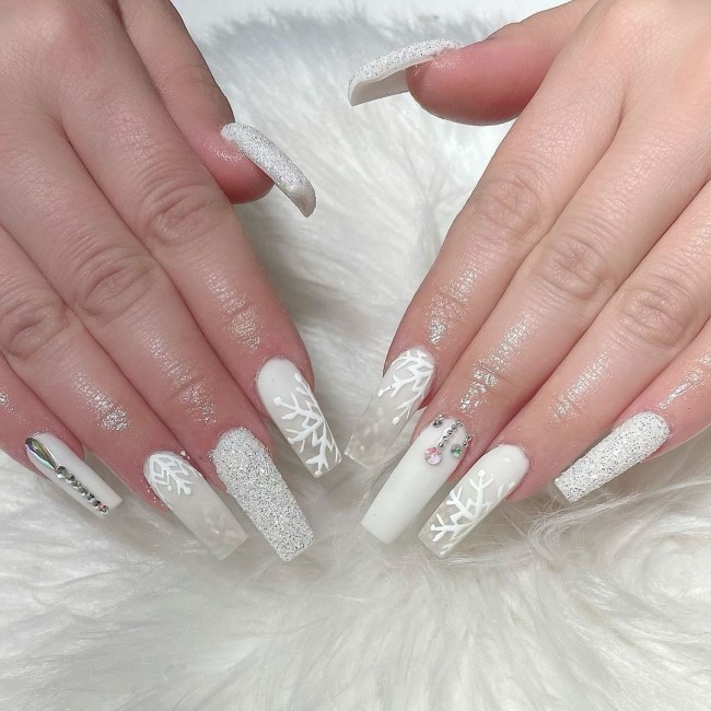 30 White Christmas Nails That Are So Trendy — White Acrylic Christmas Nails