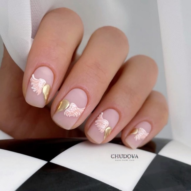 nude nail art designs, short nude nails, nude nails with gold, gold angel wing nude nails