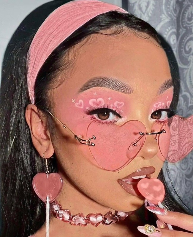 Makeup Looks to Recreate – Pink Heart Aesthetic Makeup