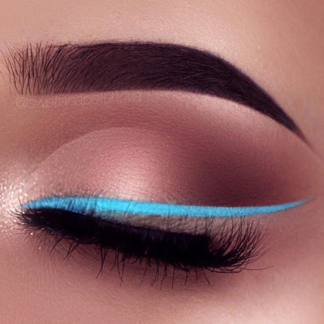 Makeup Looks to Recreate – Neon Blue Graphic Line Nude Eye makeup