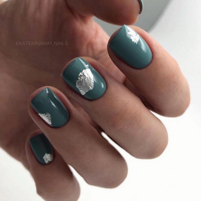 70 Spring Nail Designs 2022 That You Should Try — Green Nail Design with Gold Foil