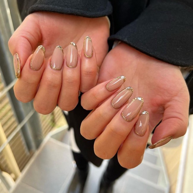 65 Stylish Ways To Wear Nude Nails — Glitter Gold Outline Clear Nude Base Nails