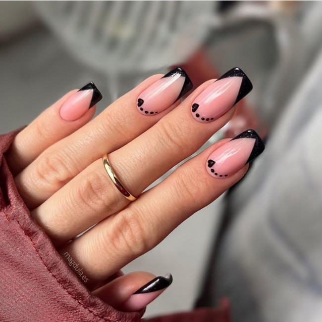 70+ Best Nail Art Ideas for Valentine’s Day Nails — Black V-Shaped Nails