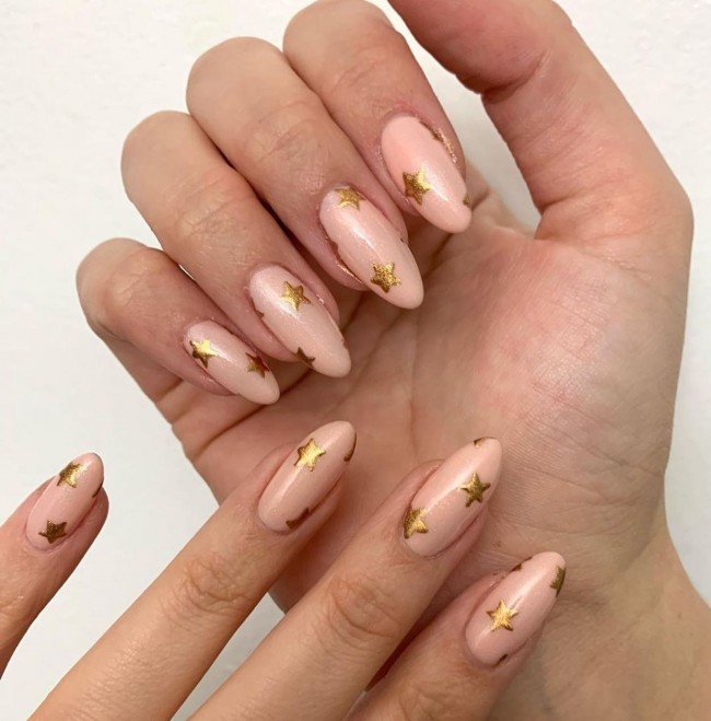 65 Stylish Ways To Wear Nude Nails — Gold Star Nude Nail Design