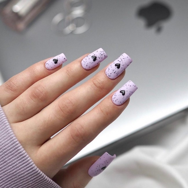 72 Cutest Valentine’s Day Manicure Ideas — Lilac speckled Nail Art with Black Hearts