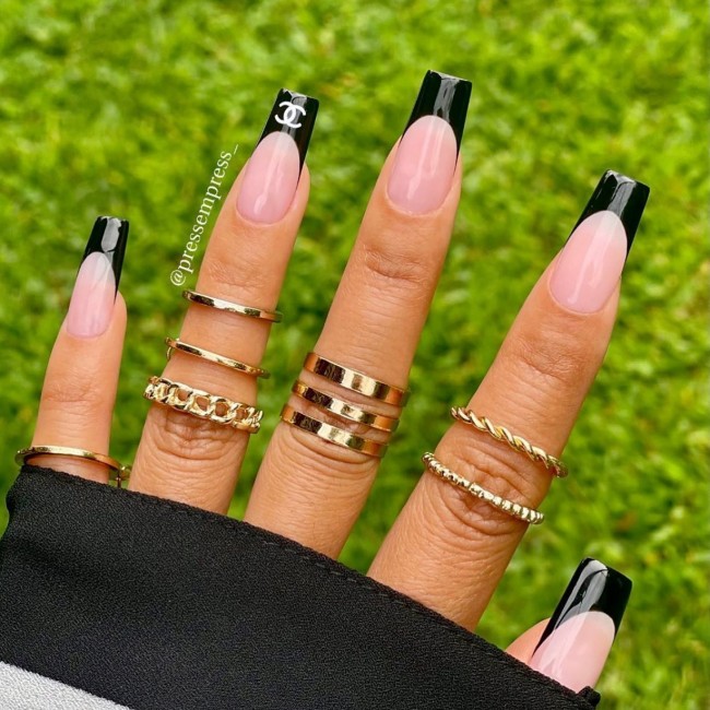 Negras chanel  Chanel nails design, Gucci nails, Chanel nails
