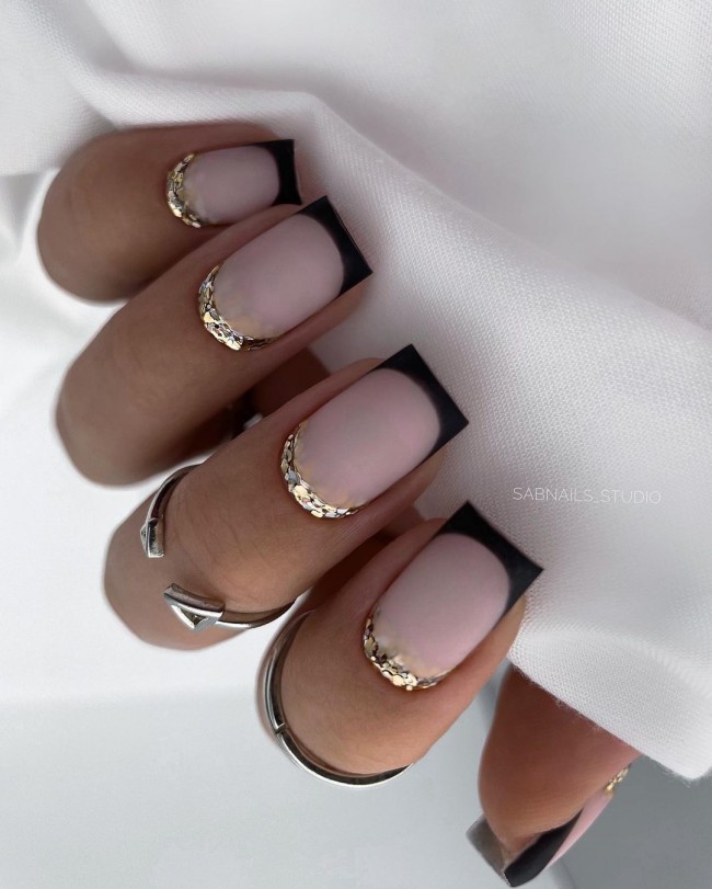 nude nails with black tips, black tip short nails, black french tip nails with silver, black tip nails design, black tip nails square, silver glitter line, silver glitter cuff, black and silver nails, nude nails 2022, nude nails with design