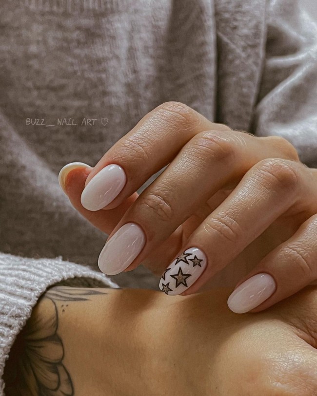 nude nails, nude nails 2022, nude nails with stars, nude nails with design