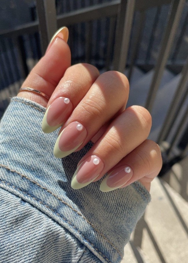 pearl nail art designs, pearl nails, french manicure with pearl, acrylic nail art desgins, kylie jenner peal nails, kylie jenner inspired nails, pearl nails kylie, pearl nail designs, pearl nails 2022, nail art designs, french nail with pearls