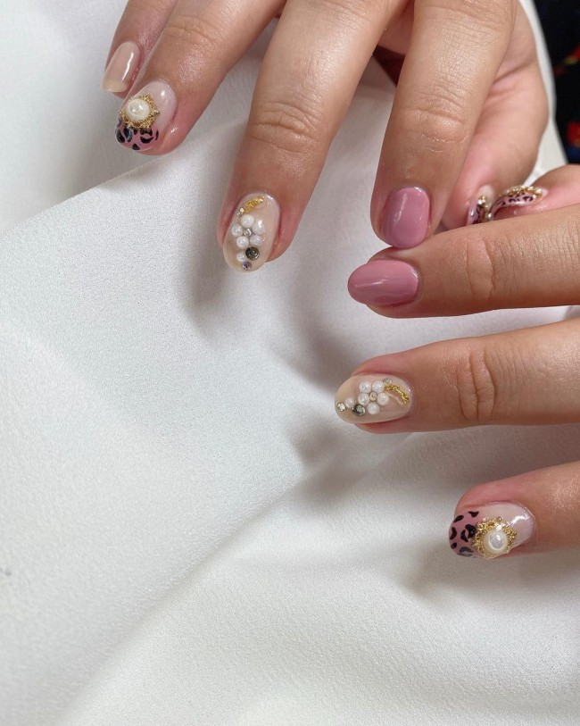 50+ Pearl Nail Art That Are Super Pretty — Leopard Tip Pearl Nails