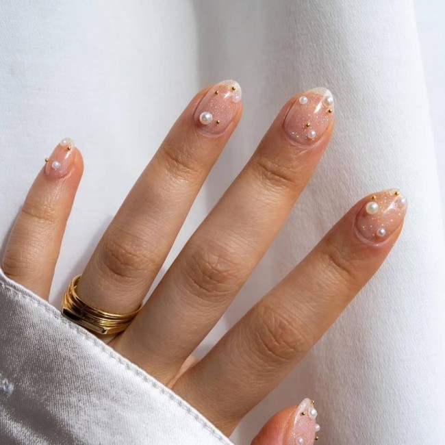 50+ Pearl Nail Art That Are Super Pretty — Gold and Pearl Nails