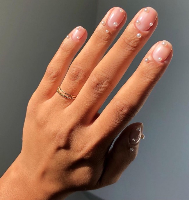 50+ Pearl Nail Art That Are Super Pretty — Natural Short Nails with Pearls