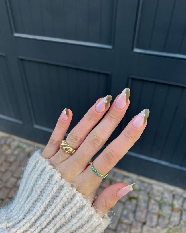 50+ Pearl Nail Art That Are Super Pretty — Gold Side French Pearl Nails