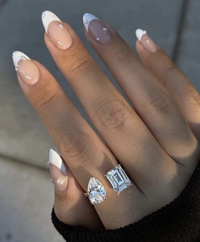 pearl nail art designs, pearl nails, french manicure with pearl, acrylic nail art desgins, kylie jenner peal nails, kylie jenner inspired nails, pearl nails kylie, pearl nail designs, pearl nails 2022, nail art designs, french nail with pearls